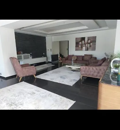 Elegante Avec Piscine
